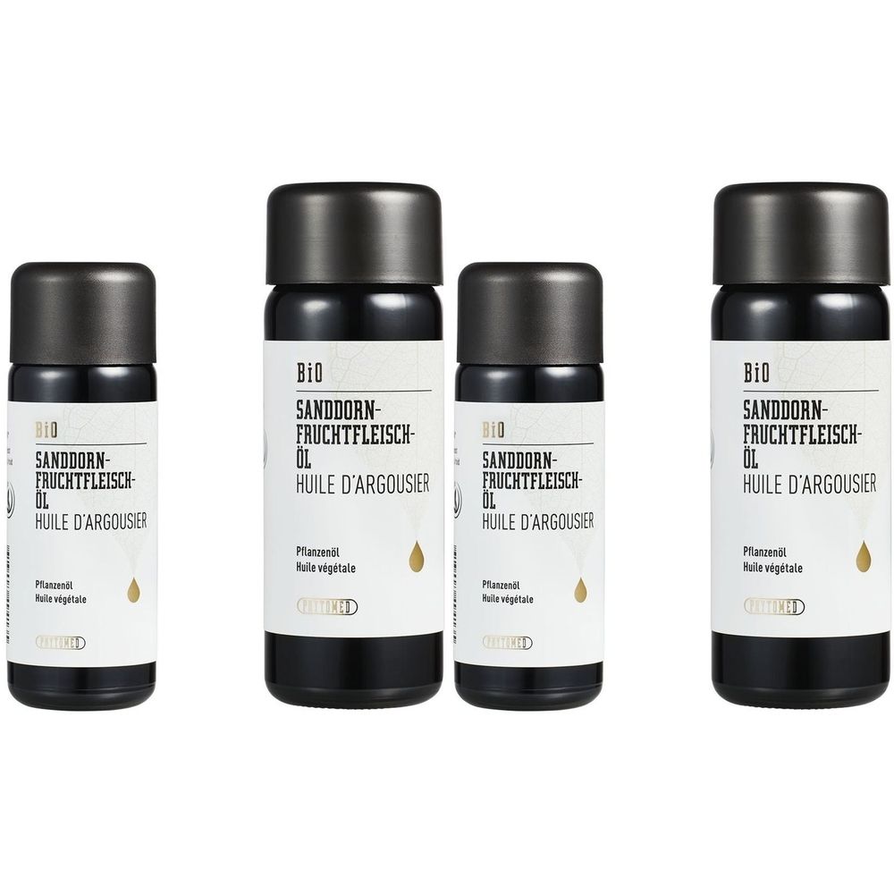 Vier Flaschen mit schwarzem Deckel und weißem Etikett. Aufschrift: Bio Sanddorn-Fruchtfleisch-Öl, HUILE D'ARGOUSIER. Tropfensymbol.