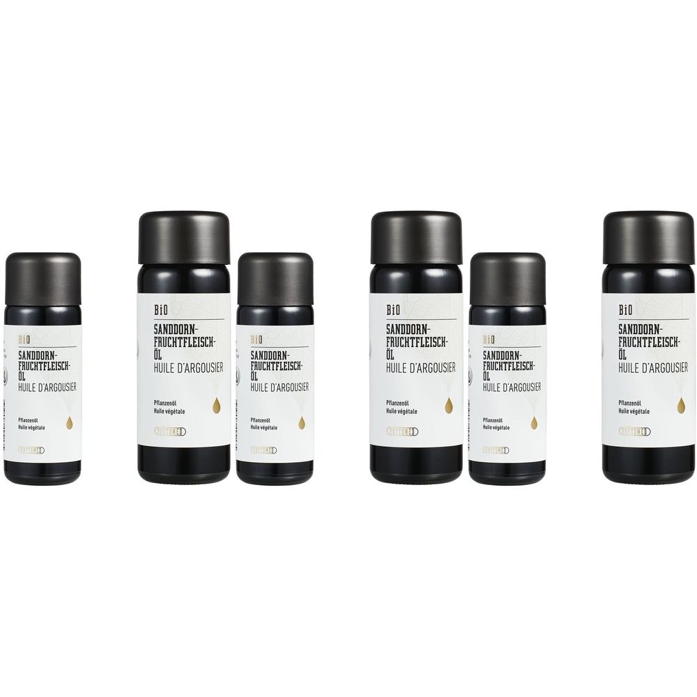 Fünf Flaschen mit schwarzem Deckel und Etikett. Aufschrift: BIO Sanddorn Fruchtfleisch Öl. Kleine goldene Tropfen-Illustration.