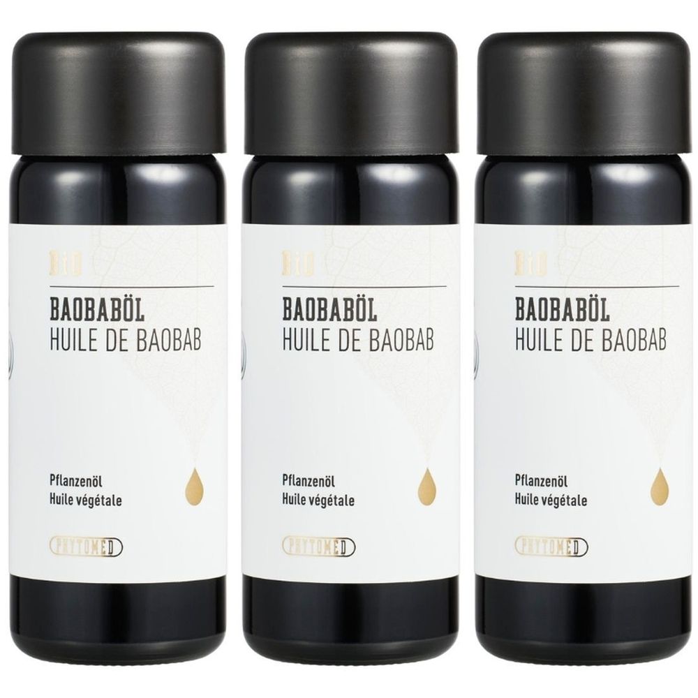 Drei Flaschen mit schwarzem Deckel. Aufschrift: BAOBABÖL, HUILE DE BAOBAB, Pflanzenöl, Huile végétale. Zertifizierungslogo.