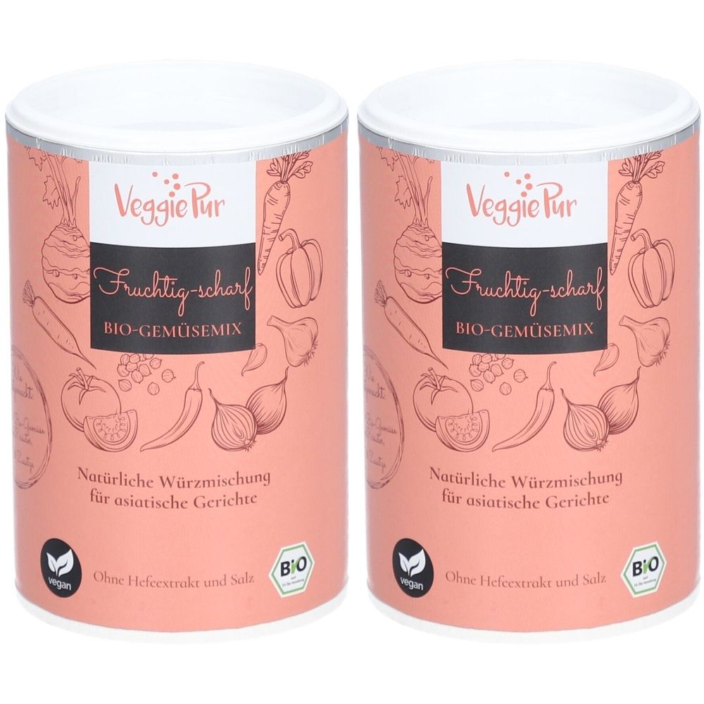 Zwei Dosen VEGGIEPUR Gemüse-Mix. Rosa Dosen mit weißem Deckel. Aufschrift: Fruchtig-scharf, BIO-GEMÜSEMIX. Illustrationen von Gemüse. Vegan- und Bio-Siegel.