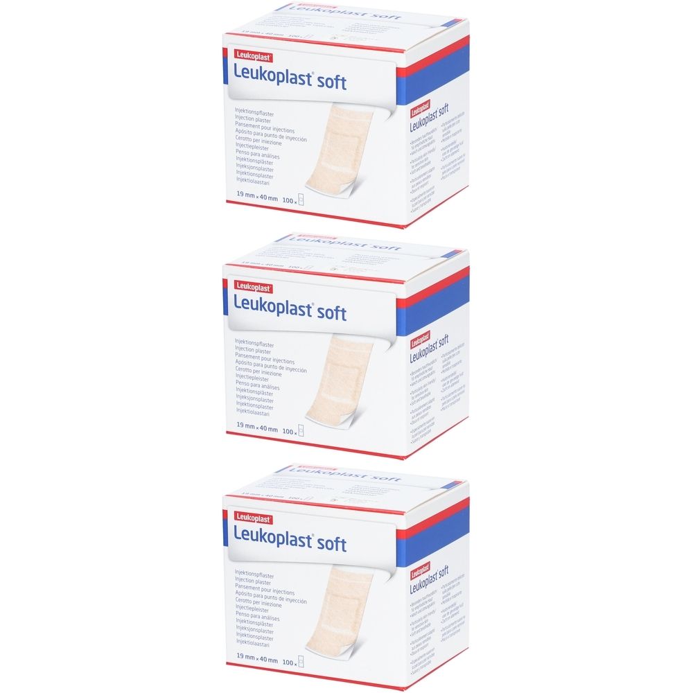 Trois boîtes de Leukoplast soft. Emballage blanc avec texte rouge et bleu. Un pansement est montré. Inscription : Leukoplast soft.