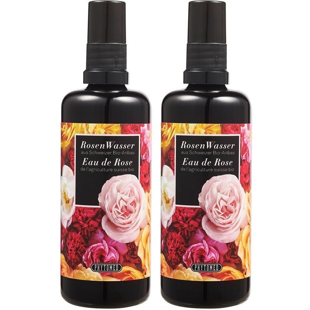 Zwei Flaschen Rosenwasser mit schwarzem Sprühkopf. Etikett mit Rosenblüten-Motiv und Schriftzug 'Eau de Rose'.