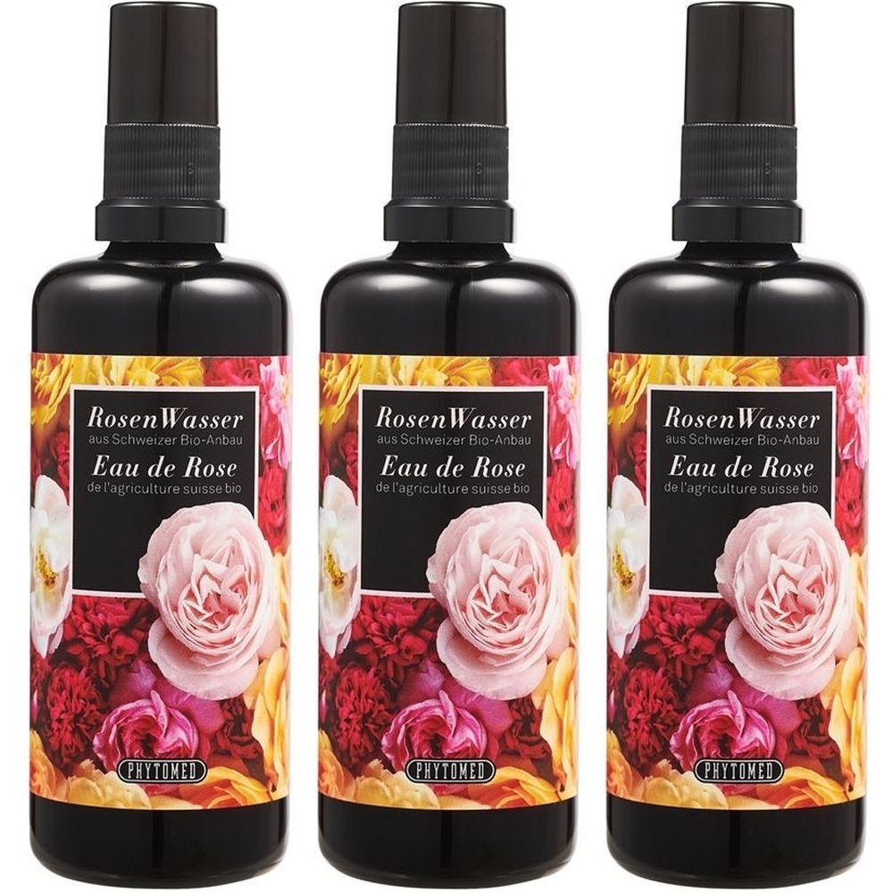 Drei Flaschen mit schwarzem Sprühkopf. Aufdruck: RosenWasser, Eau de Rose. Logo: Phytomed. Etikett mit Rosenblüten.