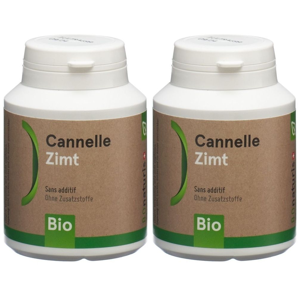 Zwei weiße Flaschen mit braunen Etiketten. Auf den Etiketten steht "Cannelle Zimt", "Sans additif", "Ohne Zusatzstoffe" und "Bio".