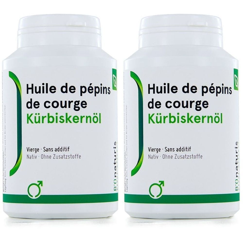 Zwei weiße Flaschen mit grünen Etiketten. Aufschrift: Huile de pépins de courge, Kürbiskernöl. Zusätze: Vierge, Sans additif, Nativ, Ohne Zusatzstoffe.