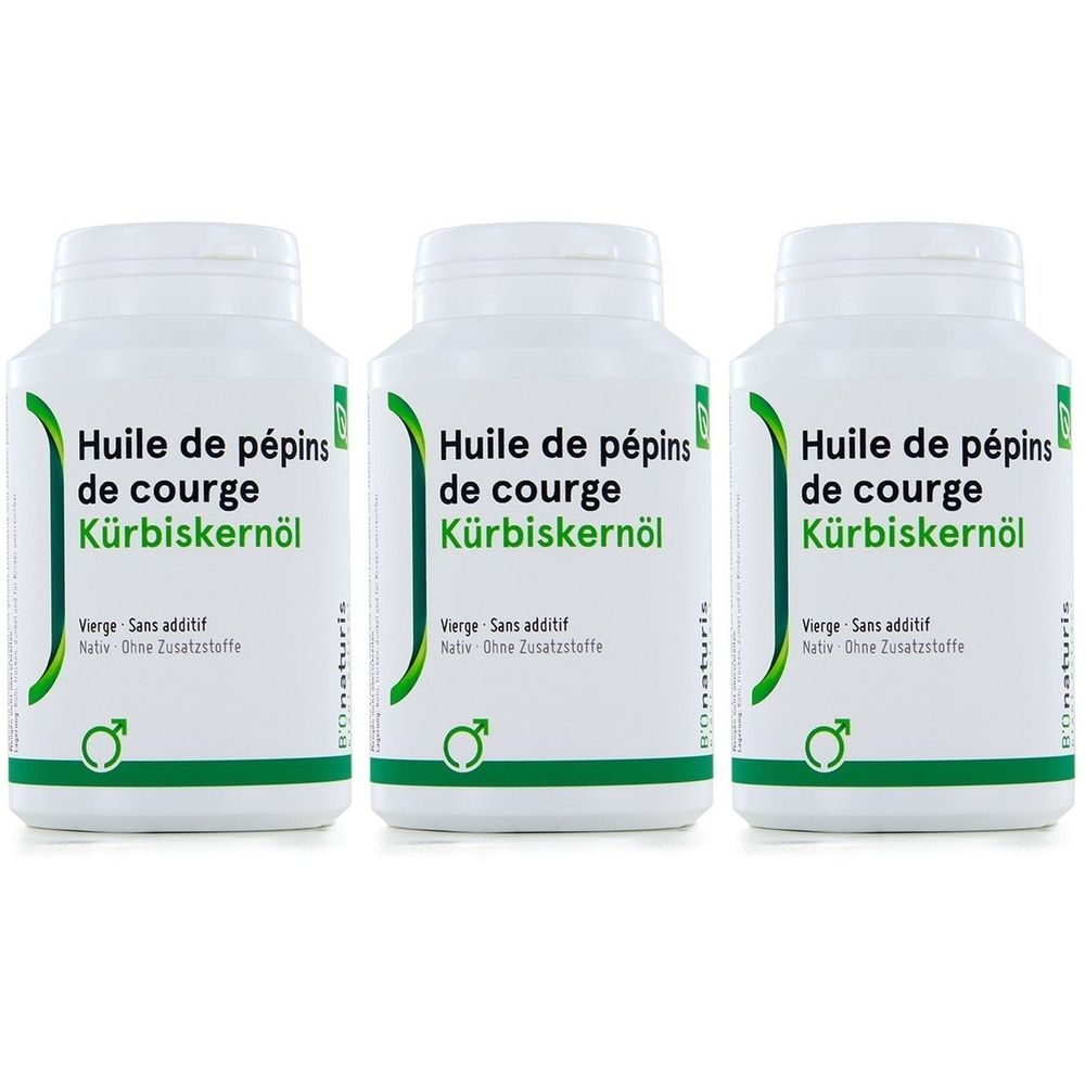Drei weiße Flaschen mit grünem Etikett. Aufschrift: Huile de pépins de courge Kürbiskernöl. Zusätzliche Texte in Französisch und Deutsch.