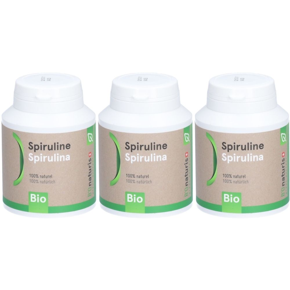 Drei weiße Flaschen mit Schraubverschluss. Auf jeder Flasche steht "Spiruline Spirulina" und "Bio".