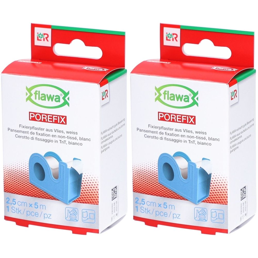 Zwei weiße Kartons mit blauem Spender. Aufdruck: flawa POREFIX, 2,5 cm x 5 m. Fixierpflaster. Roter Aufhänger.