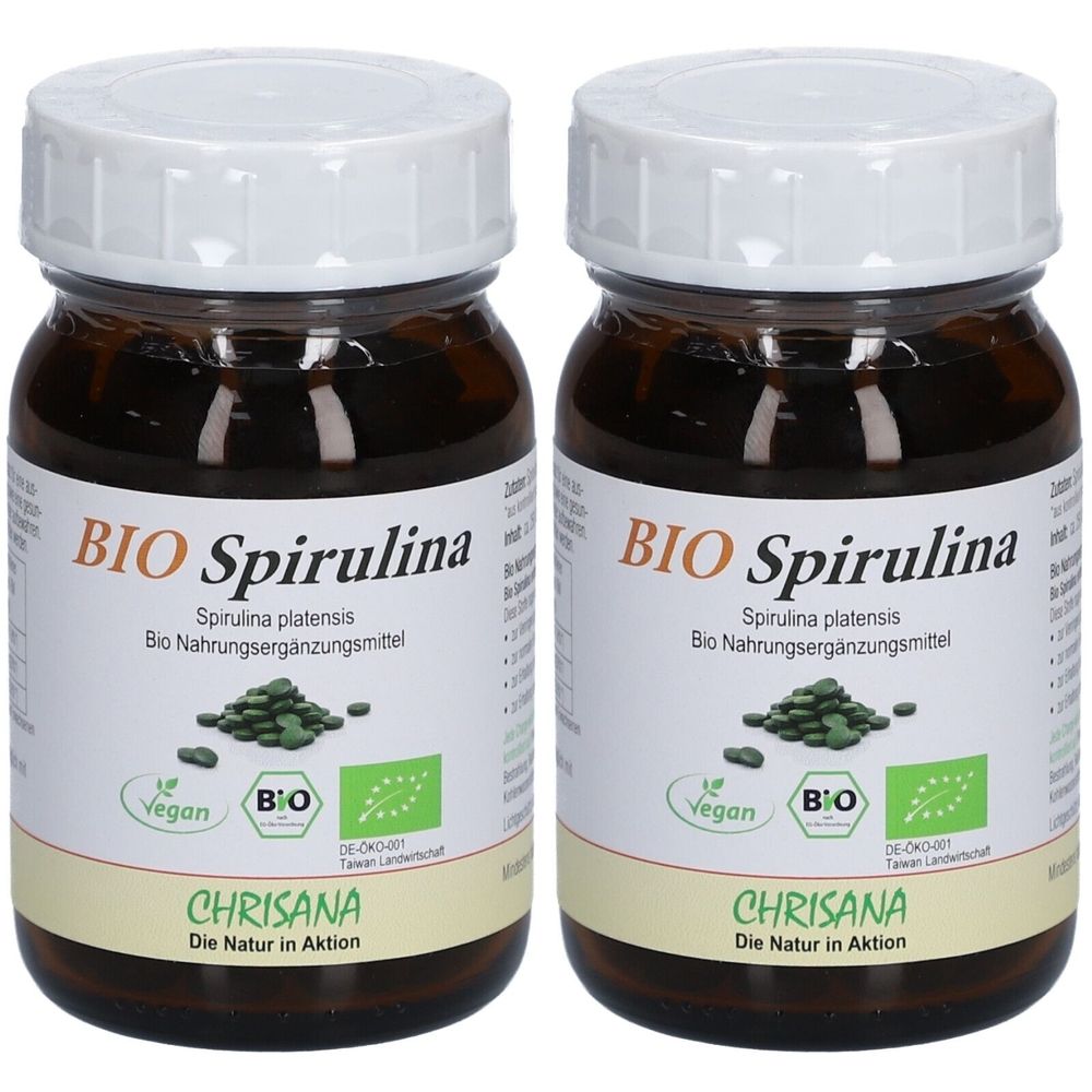 Zwei braune Glasflaschen mit weißen Deckeln. Auf den Etiketten steht "BIO Spirulina" und "CHRISANA". Vegan- und Bio-Siegel.