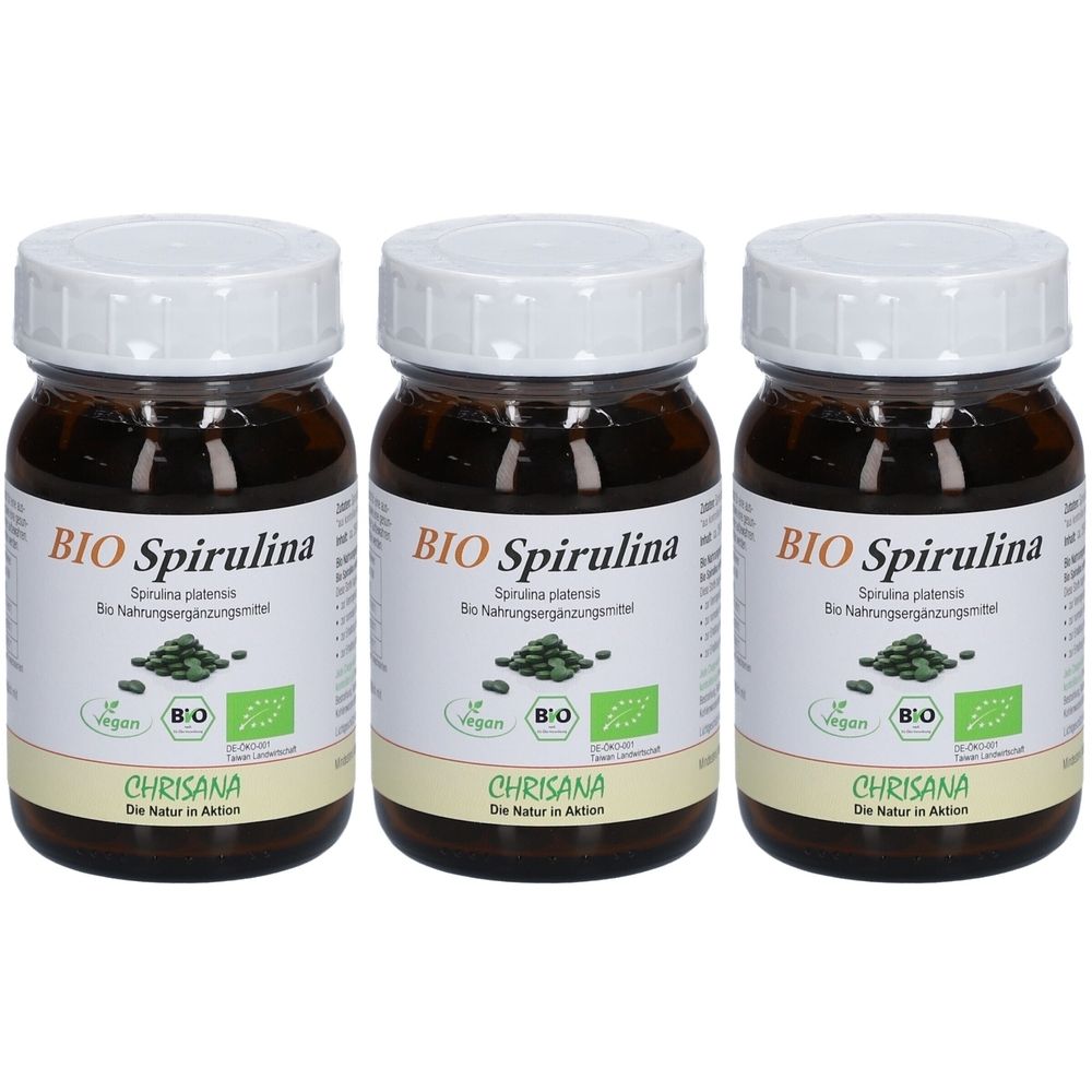 Drei braune Glasflaschen mit weißen Deckeln. Auf den Etiketten steht BIO Spirulina. Vegan- und Bio-Siegel sind sichtbar. Marke: Chrisana.