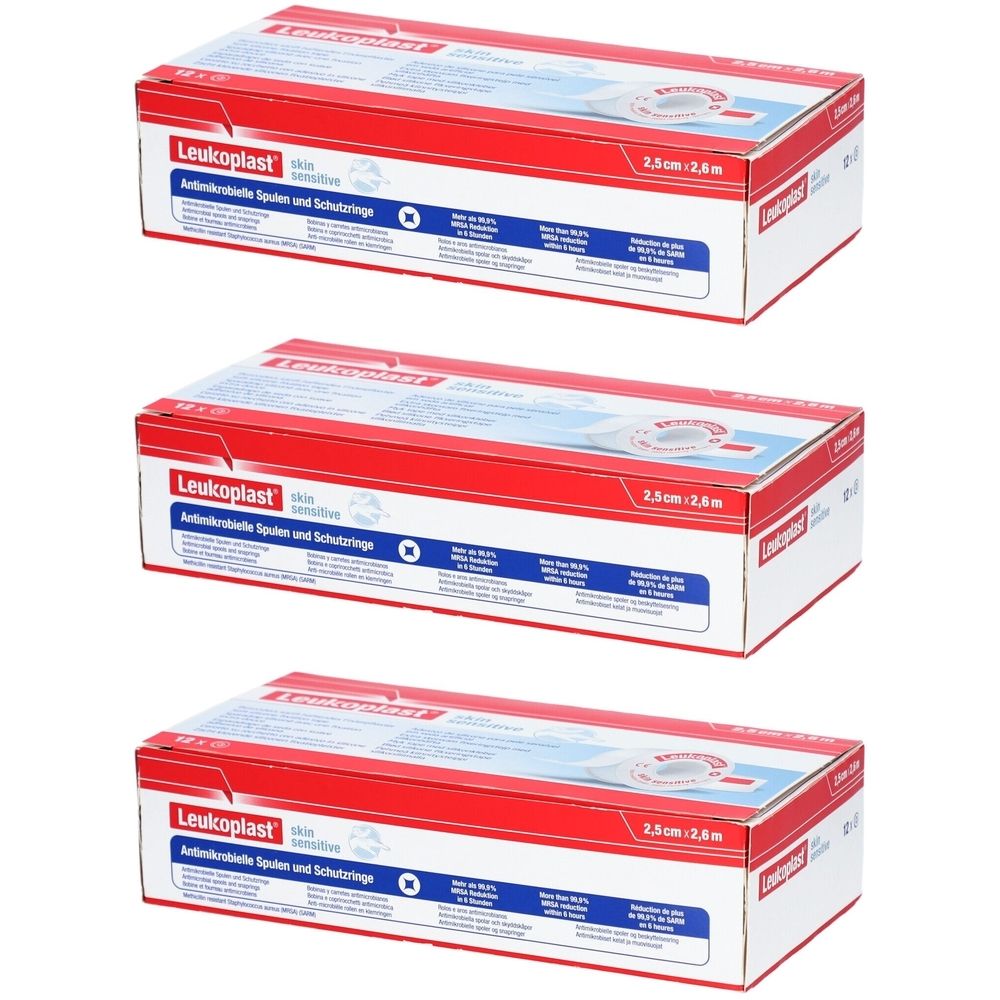 Drei Packungen Leukoplast Pflaster. Rote und weiße Verpackung mit Produktinformationen und Logo. Größe: 2,5 cm x 2,6 m.