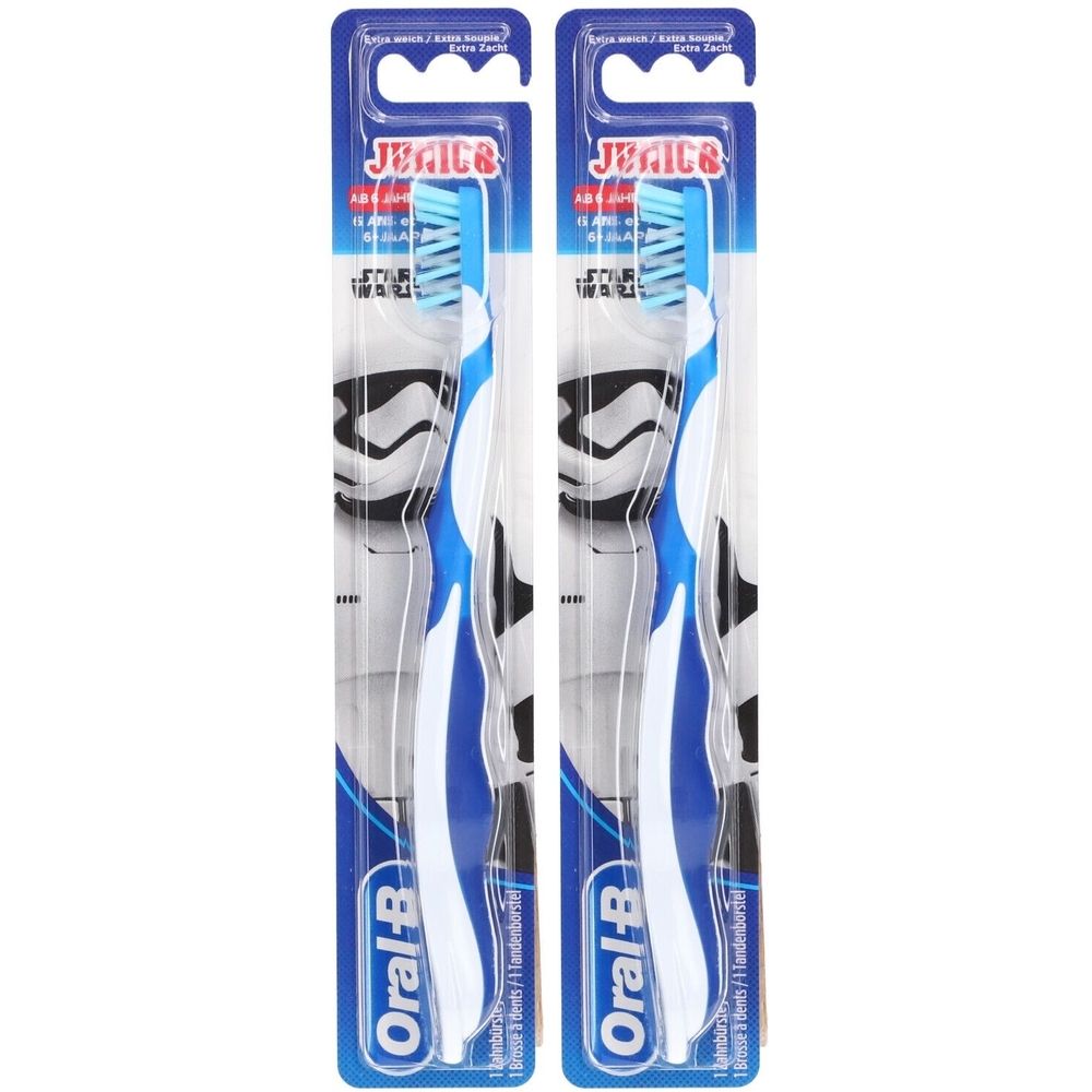 Zwei Zahnbürsten in Blisterverpackung. Blaue Borsten, weiß-blaue Griffe. Marke Oral-B, Aufschrift "Junior".