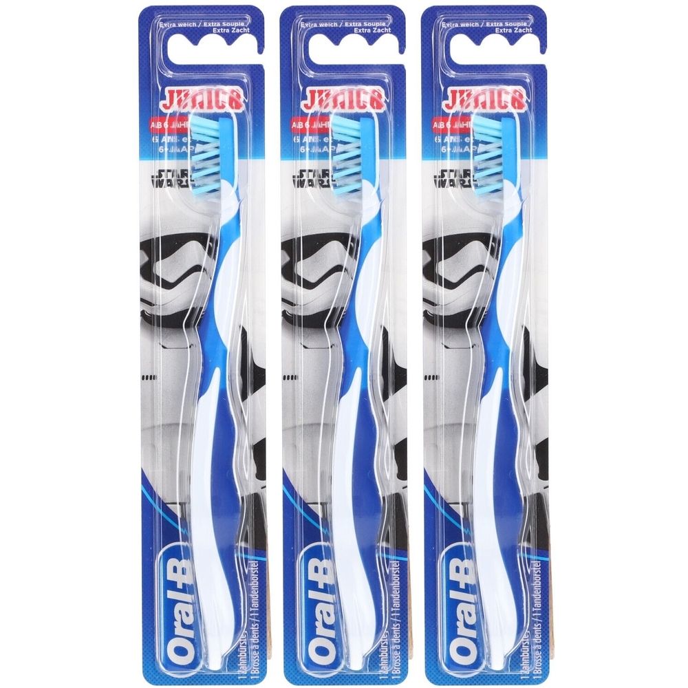 Drei Zahnbürsten in Blisterverpackung. Blaue Borsten, weiß-blaue Griffe. Marke: Oral-B. Aufdruck: Junior, Star Wars.