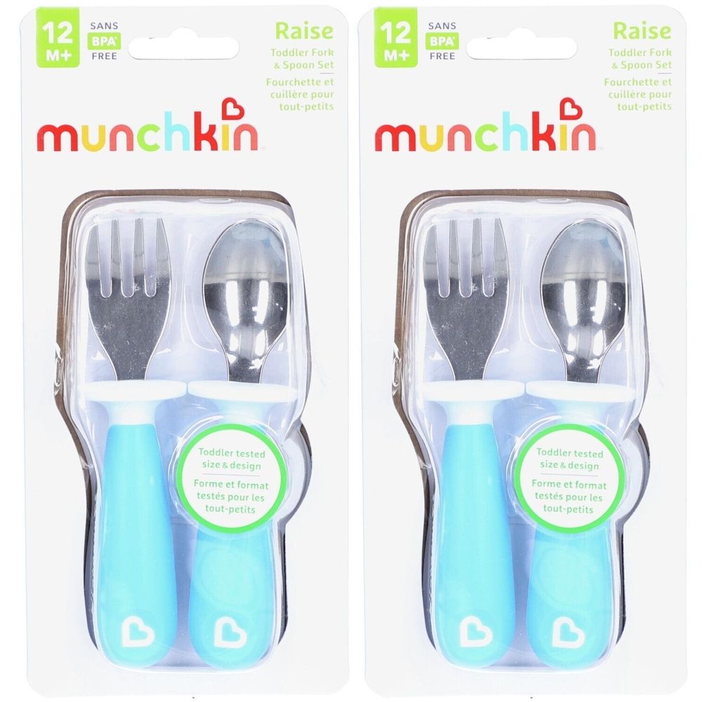 Deux ensembles de fourchettes et cuillères pour enfants dans un emballage. Manches bleues, couverts argentés. Marque : Munchkin. Sans BPA.