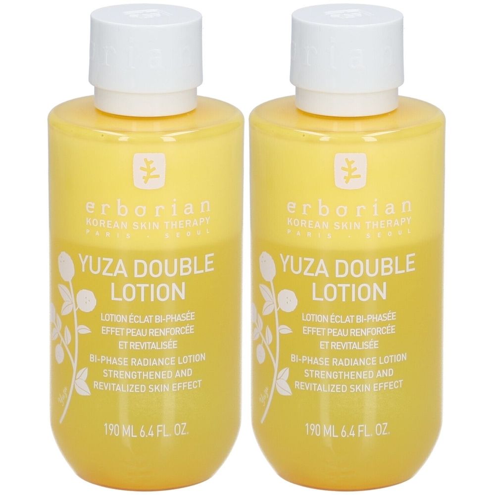 Zwei Flaschen Yuza Double Lotion. Gelbe Flüssigkeit in zylindrischen Behältern mit weißen Deckeln. Beschriftung: Erborian, Yuza Double Lotion.