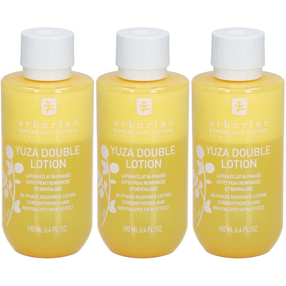 Drei Flaschen Yuza Double Lotion. Gelbe Flaschen mit weißem Deckel. Aufschrift: erborian, Yuza Double Lotion.