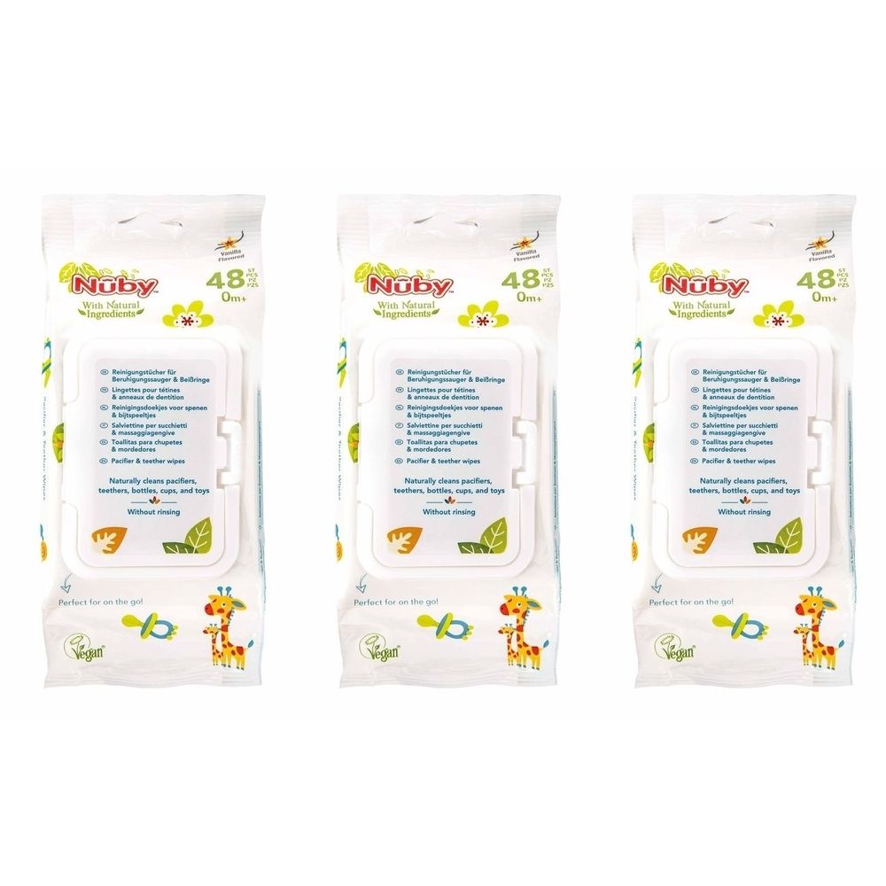 Trois paquets de lingettes. Emballage blanc avec informations et logo. 48 lingettes par paquet.