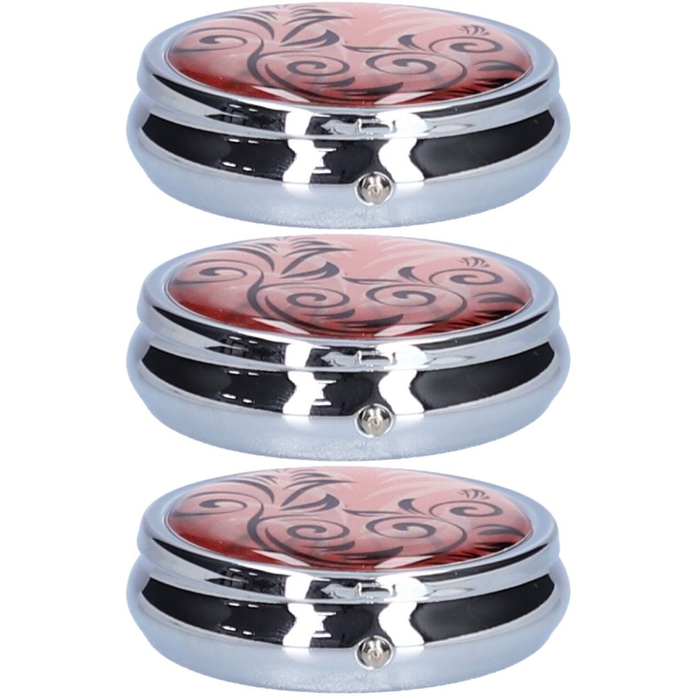 Drei runde Pillendosen mit floralem Muster auf rotem Grund. Metallgehäuse mit silberner Oberfläche und kleinem Verschluss.