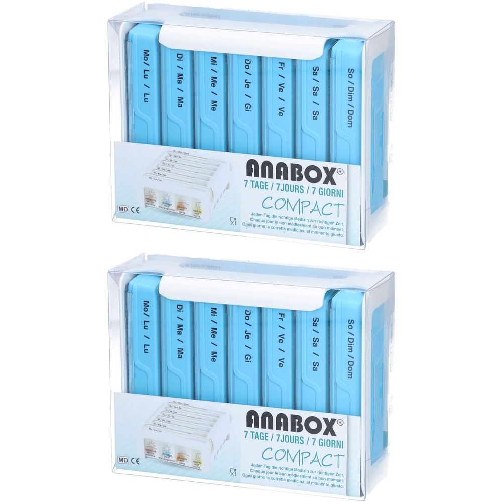 Zwei blaue Pillenboxen mit sieben Fächern, beschriftet mit Wochentagen. Verpackt in transparenten Kunststoffboxen. Marke: Anabox Compact.