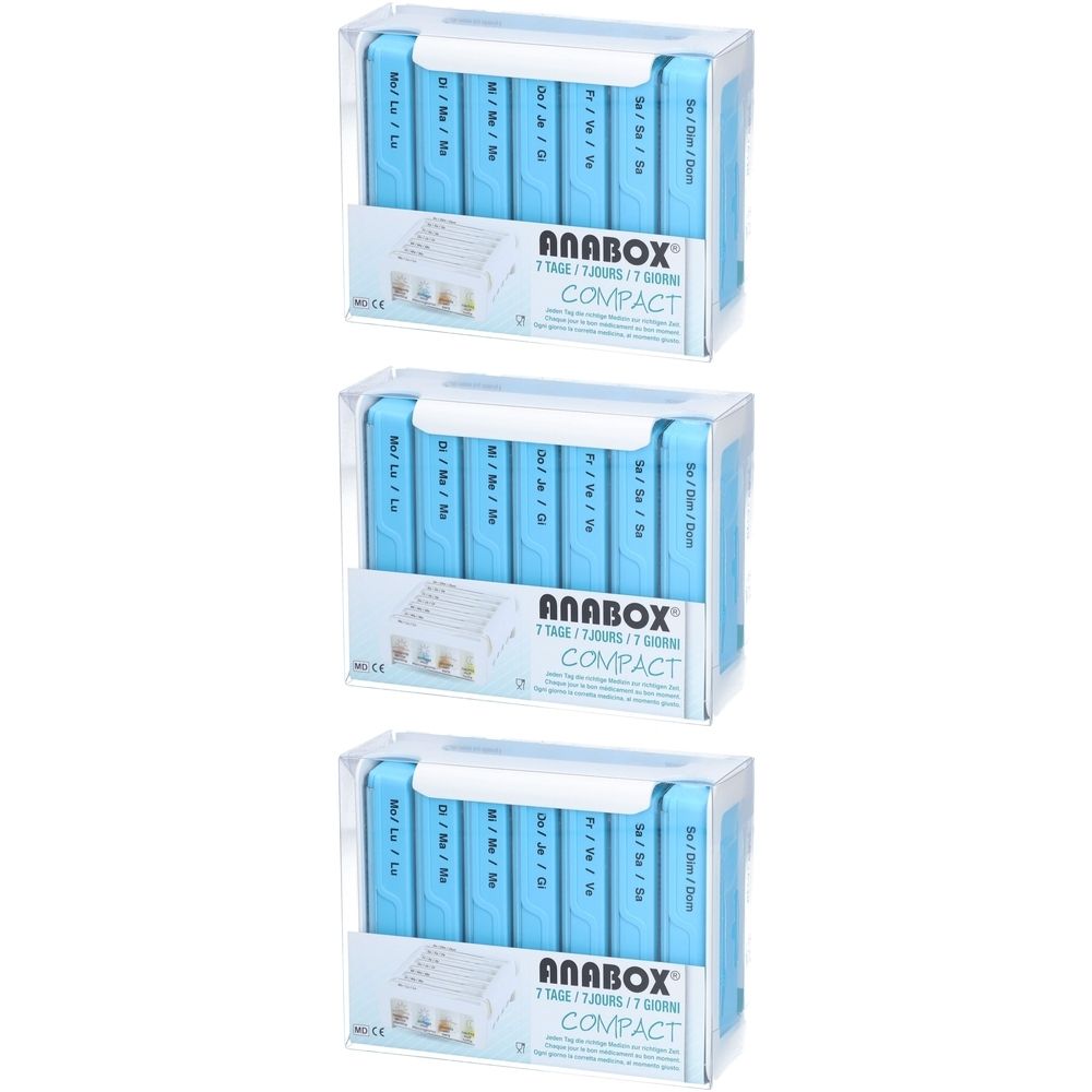 Trois boîtes à pilules Anabox Compact. Chaque boîte contient sept compartiments pour les jours de la semaine. Boîtes bleues dans un emballage plastique transparent.