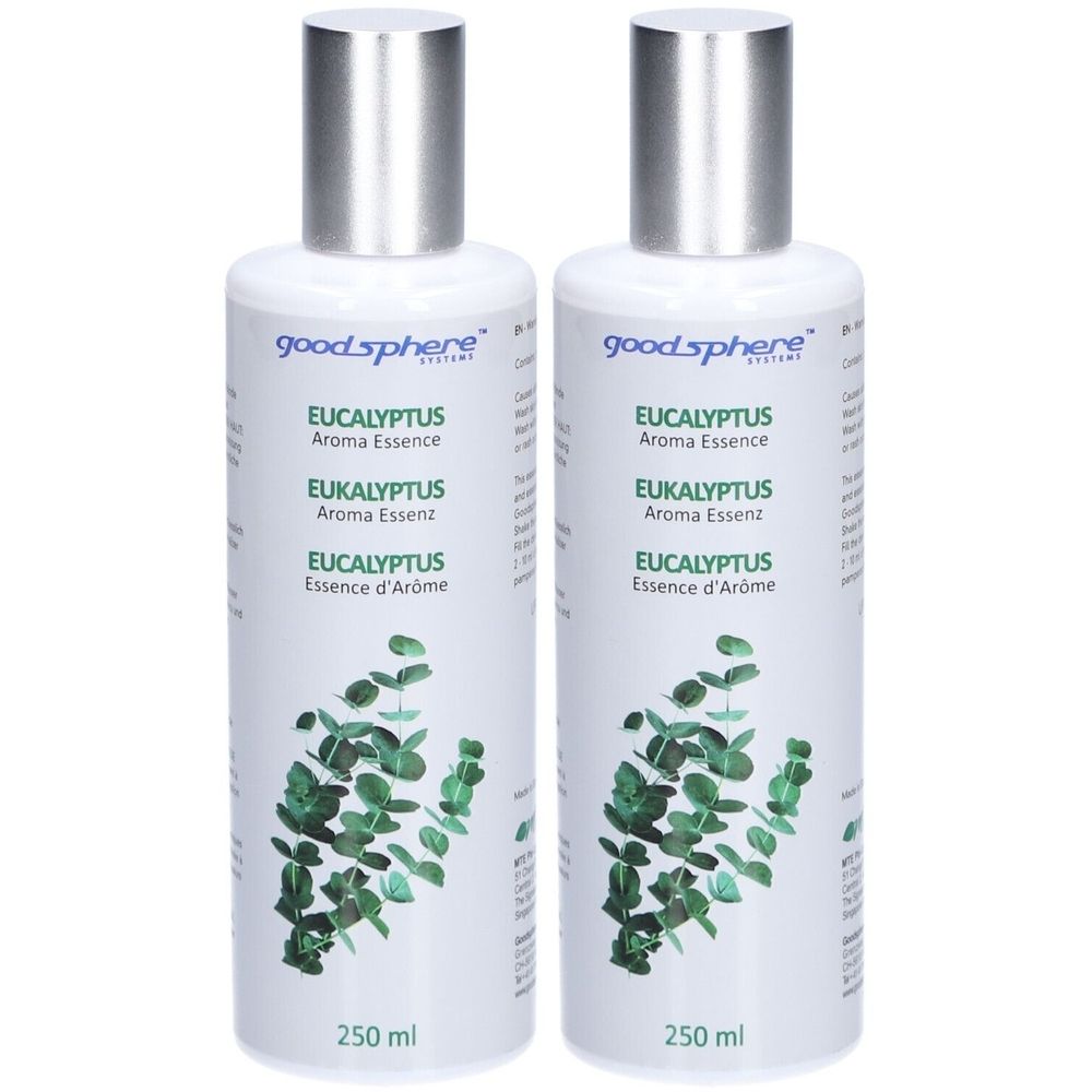 Zwei Flaschen mit silbernen Deckeln. Aufschrift: Goodsphere, Eukalyptus Aroma Essence, 250 ml. Abbildung von Eukalyptusblättern.