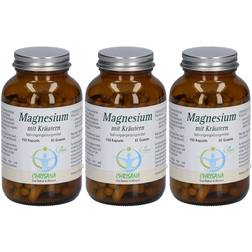 Drei braune Glasflaschen mit silbernen Deckeln. Auf den Etiketten steht "Magnesium mit Kräutern", "150 Kapseln" und "Chrisana".