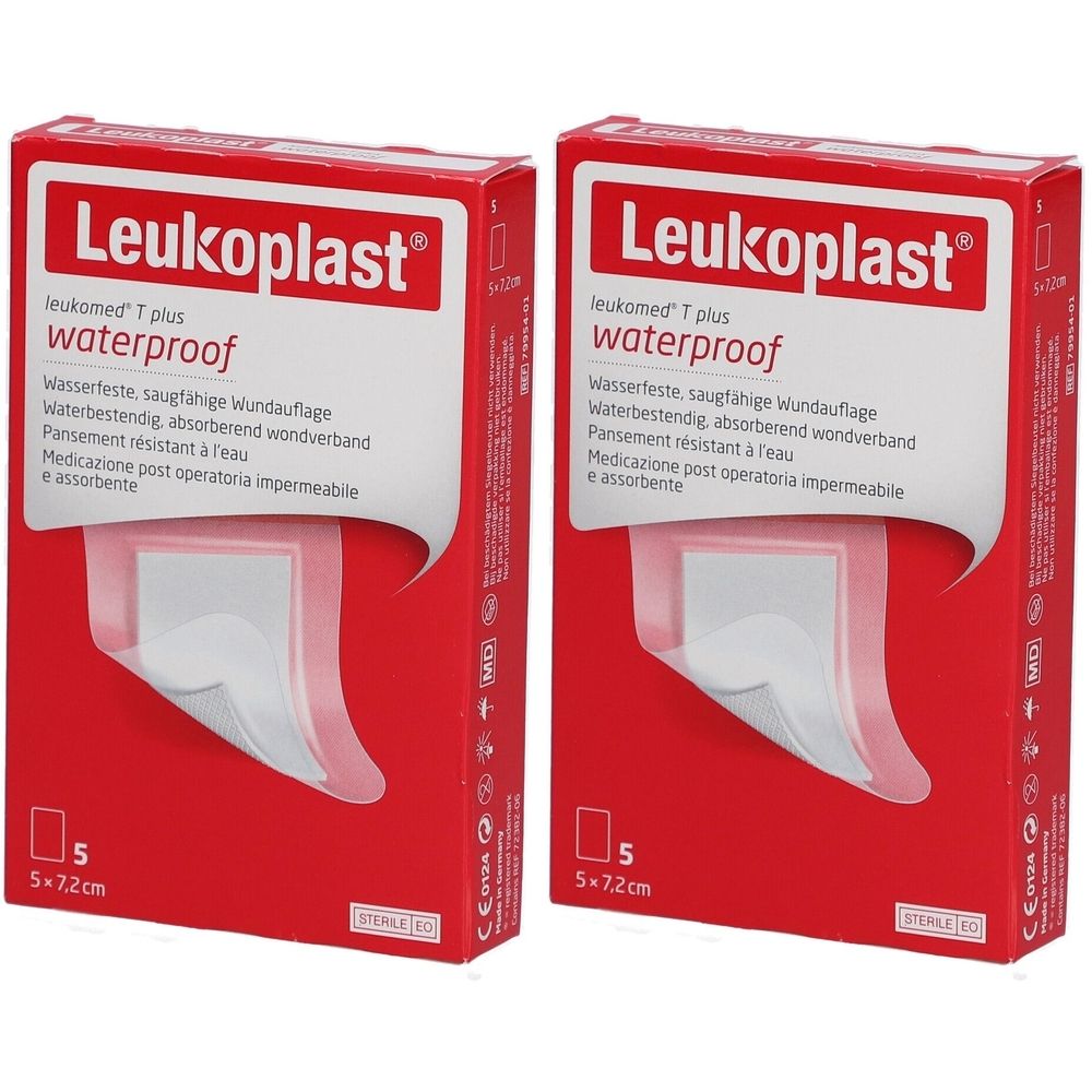Deux boîtes de Leukoplast Leukomed T Plus. Emballage rouge avec informations produit. 5 pièces, 5 x 7,2 cm. Imperméable.