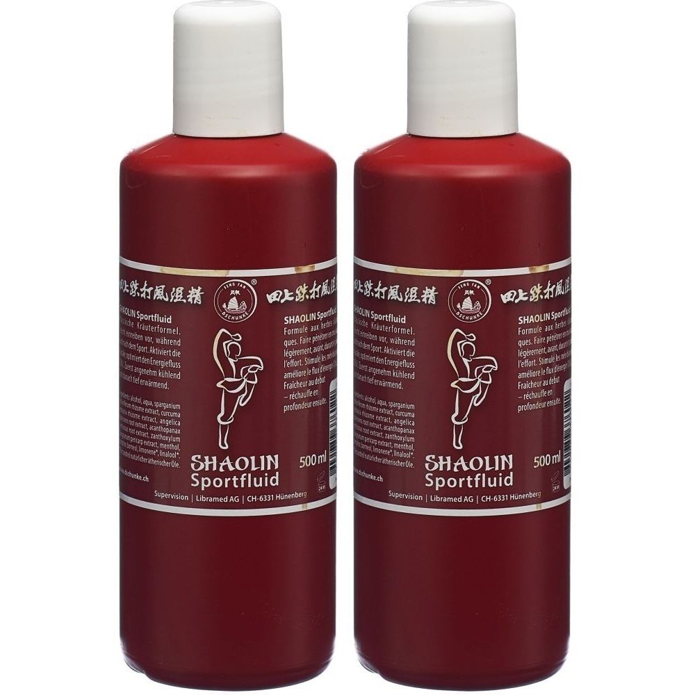 Zwei Flaschen SHAOLIN Sportfluid. Rote Flüssigkeit in zylindrischen Flaschen mit weißem Deckel. Etikett mit Logo und Schriftzug.