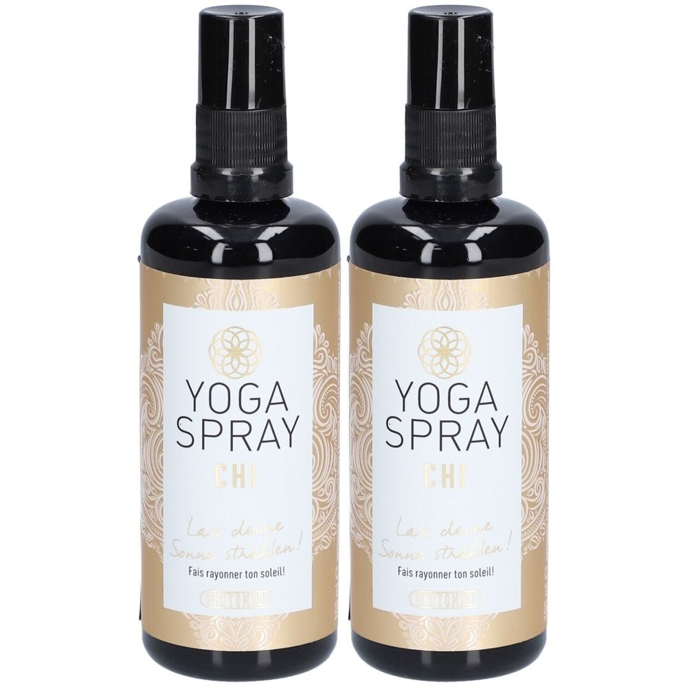 Zwei Sprühflaschen mit schwarzem Verschluss und goldfarbenem Etikett. Aufschrift: YOGA SPRAY CHI. Text: La joie de Soin ton soleil!