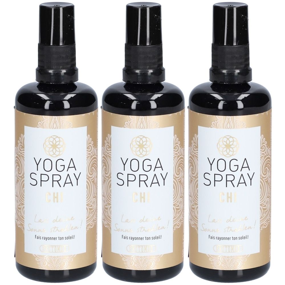 Drei Sprühflaschen mit schwarzem Sprühkopf und goldfarbenem Etikett. Aufschrift: YOGA SPRAY, CHI. Französischer Text.