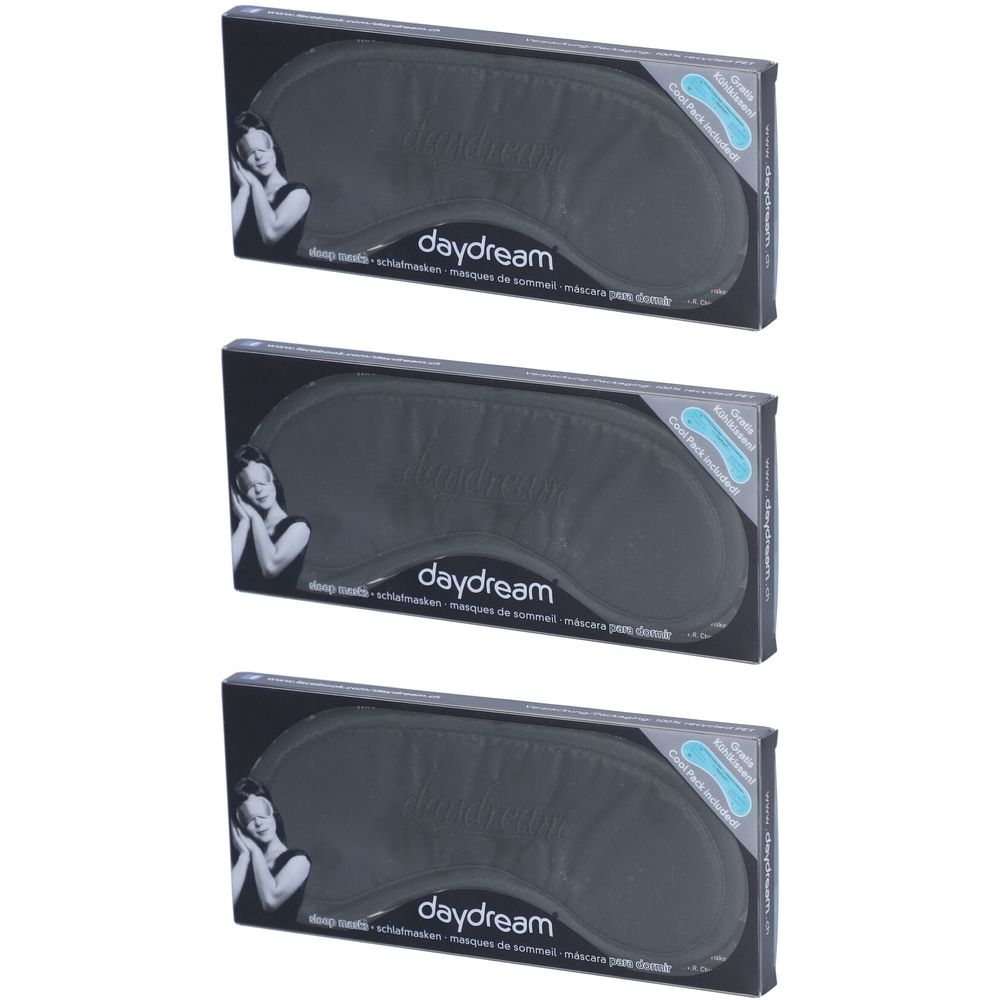 Drei Schlafmasken in Verpackungen. Die Masken sind dunkelgrau und haben die Aufschrift "daydream". Die Verpackung zeigt eine Frau.