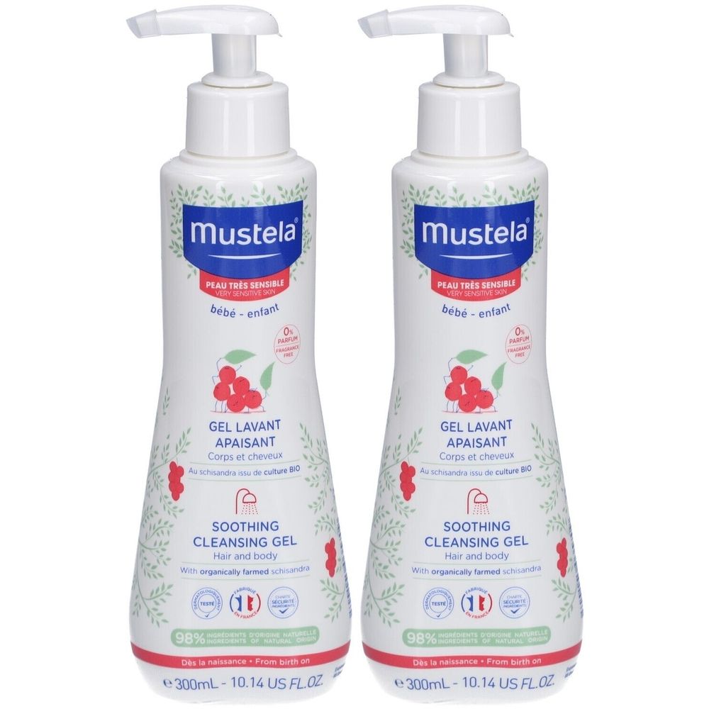 Zwei weiße Flaschen mit Pumpaufsatz. Aufschrift: Mustela, Gel Lavant Apaisant, Soothing Cleansing Gel. 300ml.