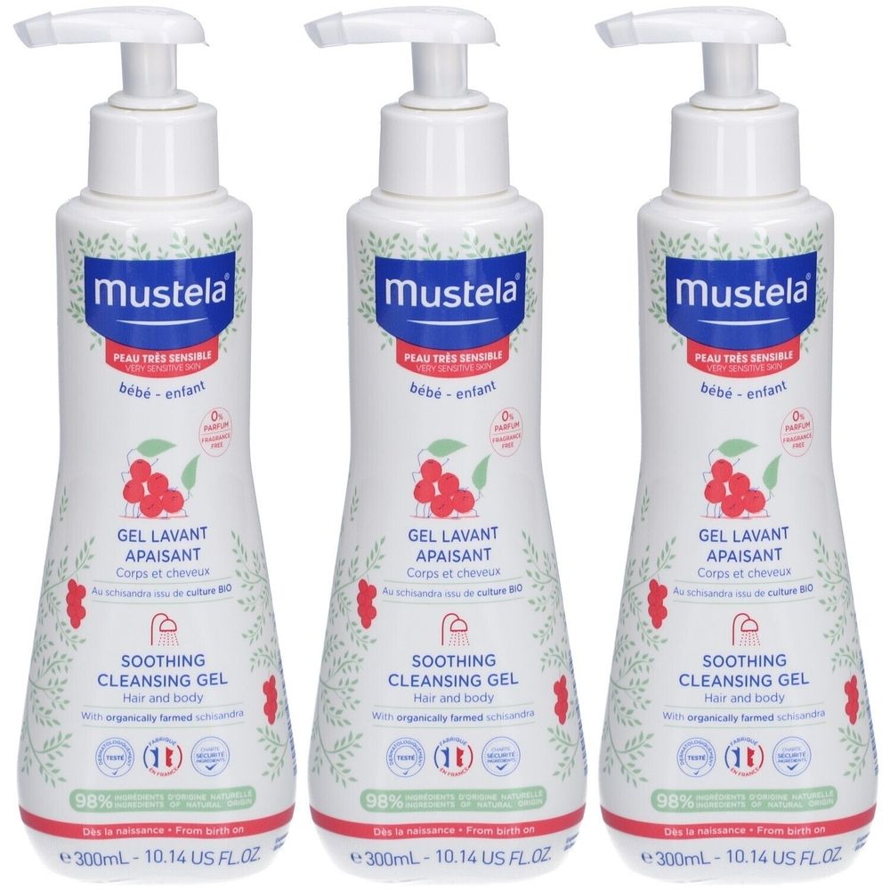 Drei weiße Flaschen mit Pumpaufsatz. Aufschrift Mustela, Gel Lavant Apaisant, Soothing Cleansing Gel. Für Körper und Haar.