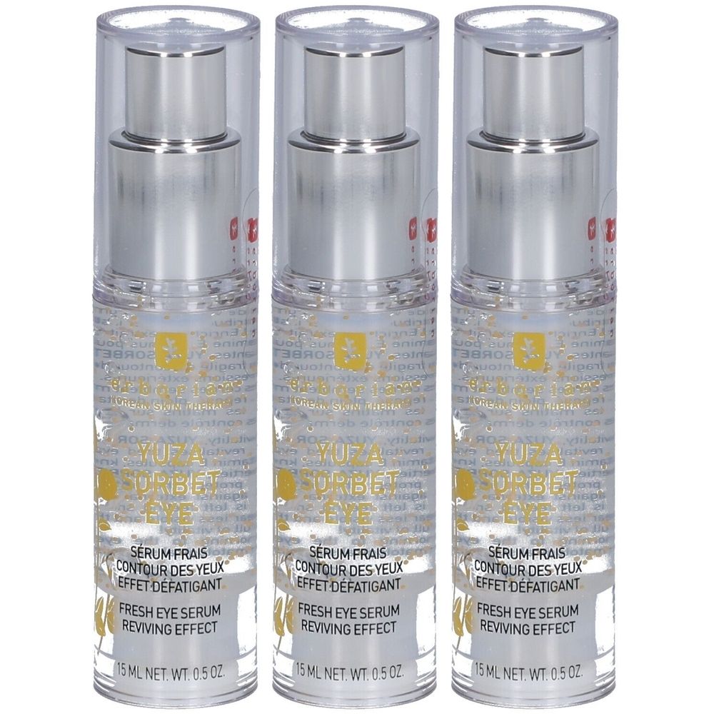 Drei Flakons mit silbernen Pumpköpfen und transparenten Behältern. Aufschrift: Yuza Sorbet Eye, Serum Frais, Contour des Yeux, Effet Défatigant, Fresh Eye Serum, Reviving Effect.