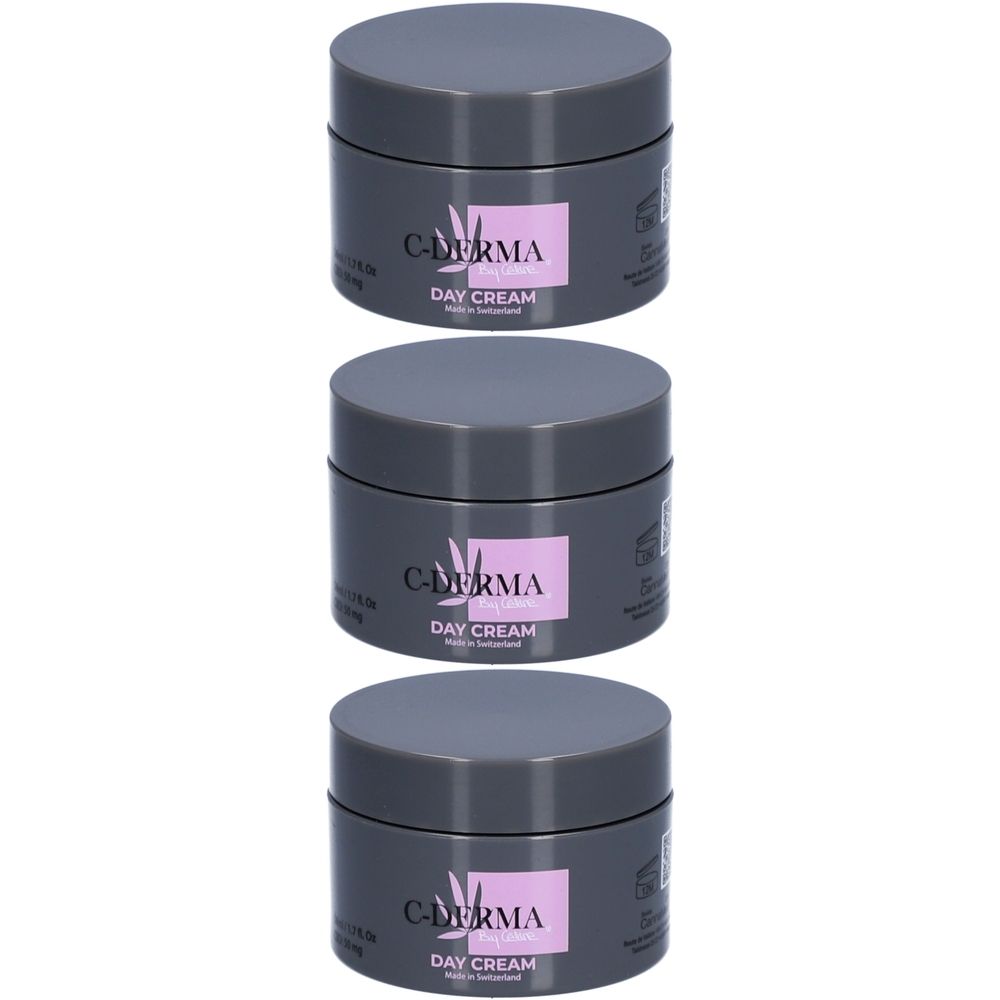 Drei graue Tiegel mit Deckel. Auf jedem Tiegel befindet sich ein rechteckiges Etikett mit der Aufschrift "C-DERMA DAY CREAM".