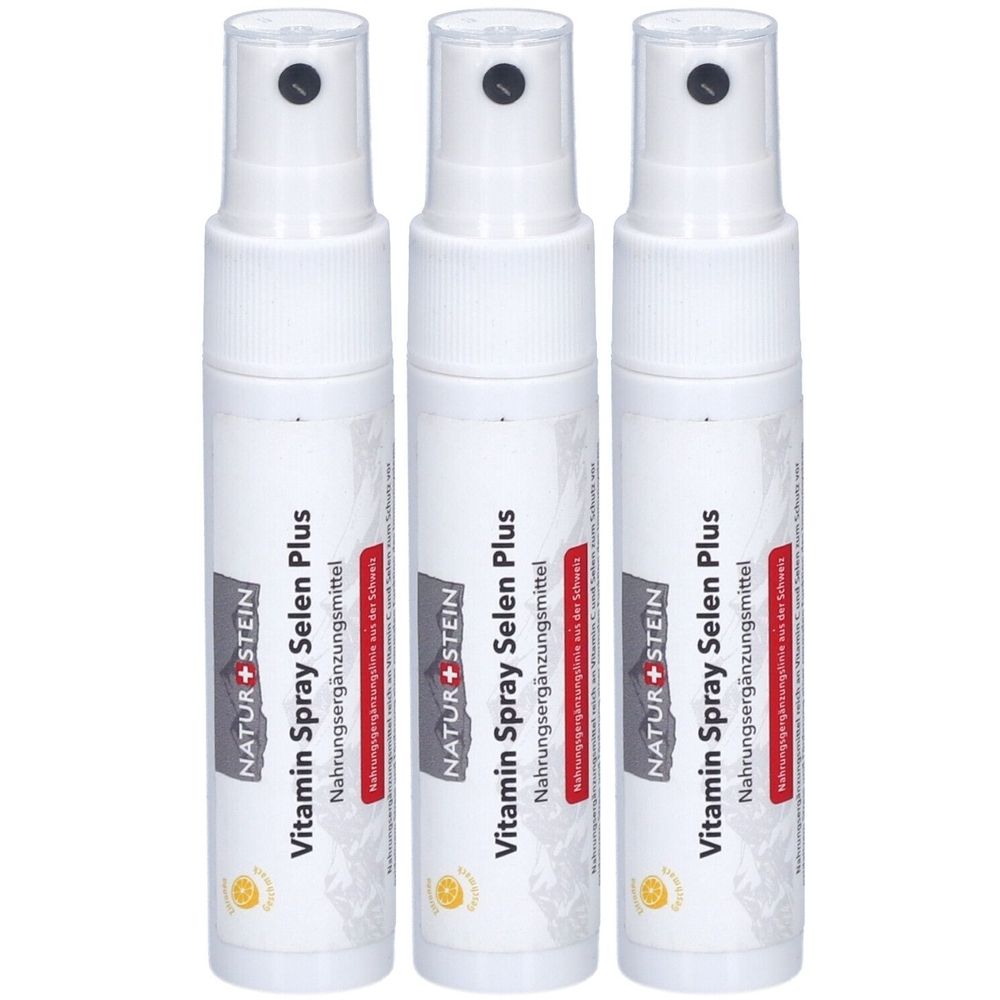 Drei weiße Sprühflaschen mit schwarzem Sprühkopf. Auf jeder Flasche steht "NATUR+STEIN Vitamin Spray Selen Plus".