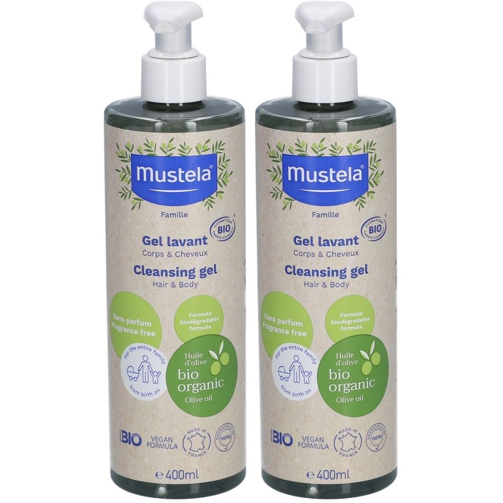 Deux flacons de gel lavant Mustela Bio. Chaque flacon a une pompe blanche et des étiquettes vertes avec des informations et le label bio.