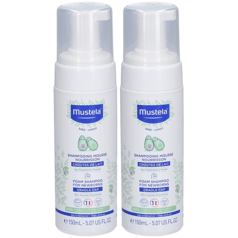 Zwei weiße Flaschen mit Pumpaufsatz. Aufschrift Mustela, Avocado-Illustration, „Shampooing Mousse Nourrisson“ und „Foam Shampoo for Newborns“.
