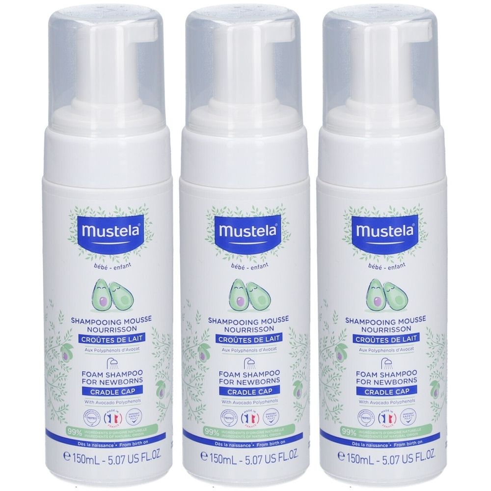 Drei weiße Flaschen mit Schaumshampoo. Auf jeder Flasche steht "Mustela" und "Foam Shampoo for Newborns Cradle Cap".