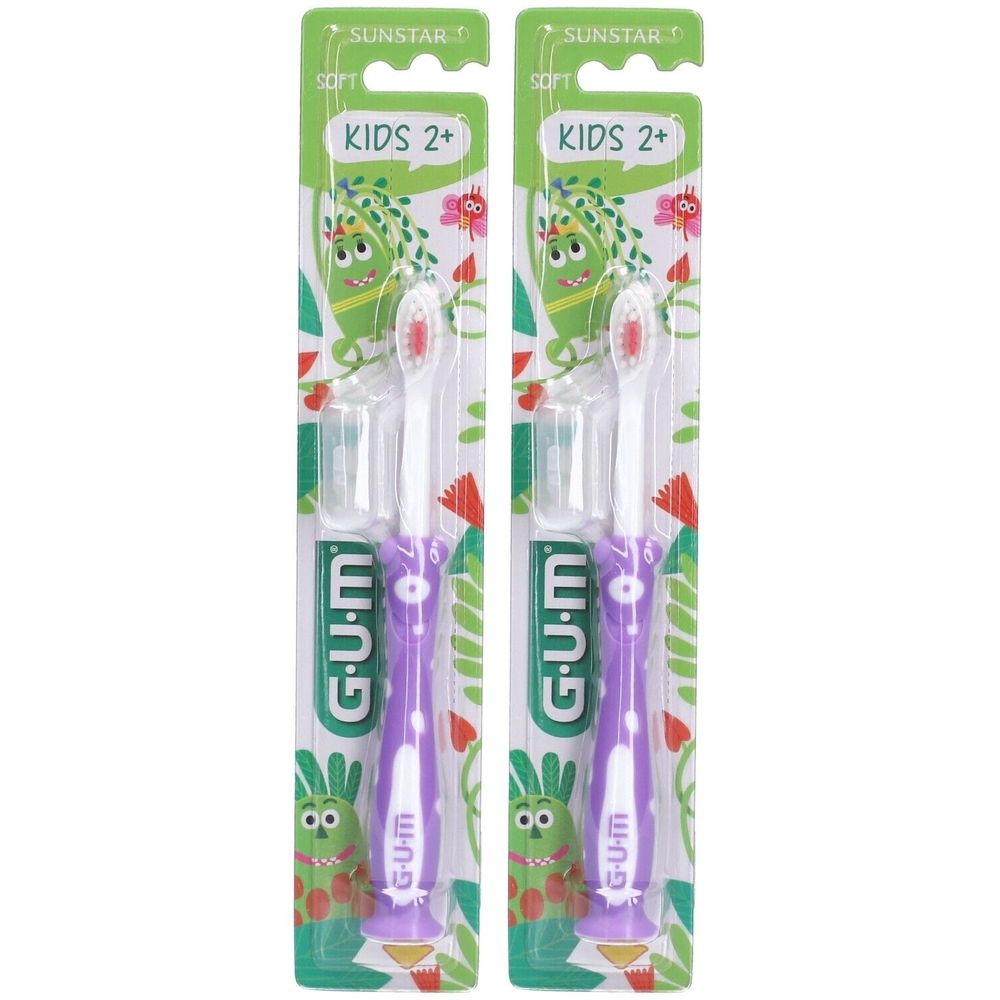 Zwei lila Kinderzahnbürsten in Verpackung. Marke G.U.M, Aufschrift KIDS 2+. Borsten weiß und rot. Verpackung mit grünem Design.