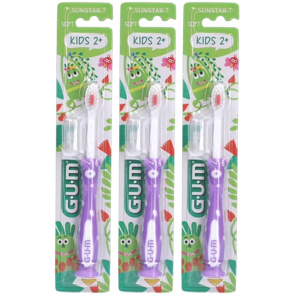 Drei Kinderzahnbürsten in Verpackung. Lila Griff, weißer Bürstenkopf mit roten Borsten. Marke G.U.M, Aufdruck KIDS 2+.