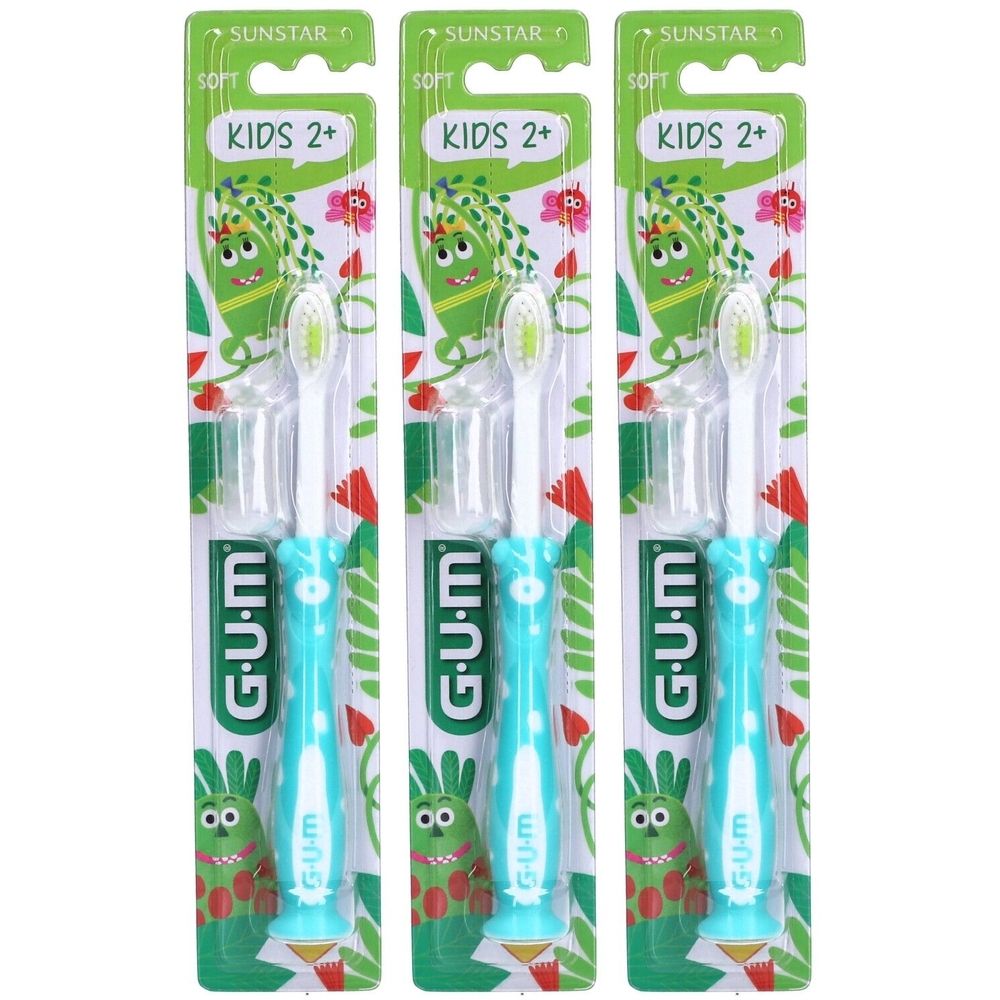 Trois brosses à dents en emballage blister. Manche turquoise à pois blancs, tête blanche. Inscriptions : G.U.M, KIDS 2+.