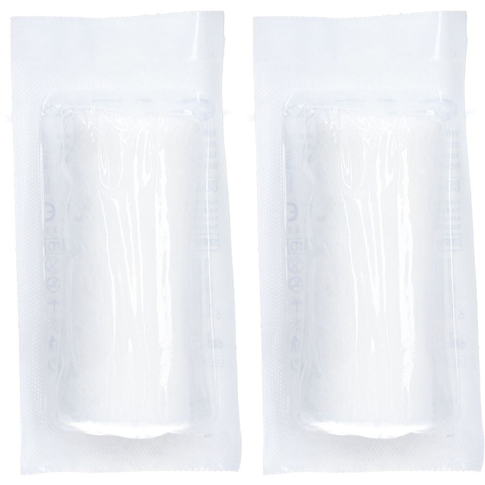 Zwei sterile, weiße Verbandsmaterialien in transparenten Folienverpackungen. Die Verpackungen sind rechteckig.