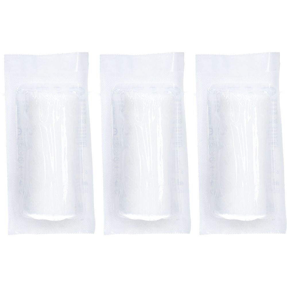 Drei einzeln verpackte, weiße Notfallverbände. Die Verbände sind in transparenten Folienbeuteln eingeschweißt.
