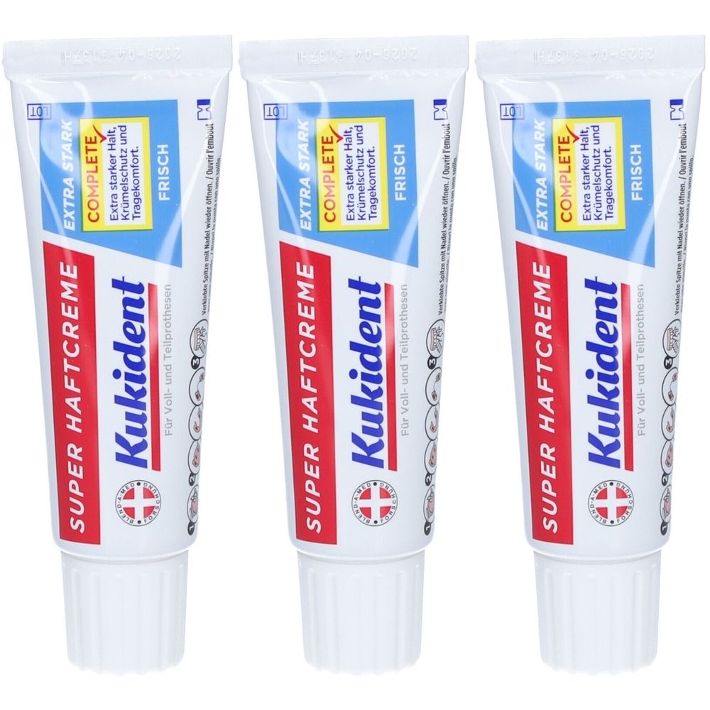 Drei Tuben Kukident Super Haftcreme. Aufschrift: Extra Stark, Complete, Frisch. Für Voll- und Teilprothesen.