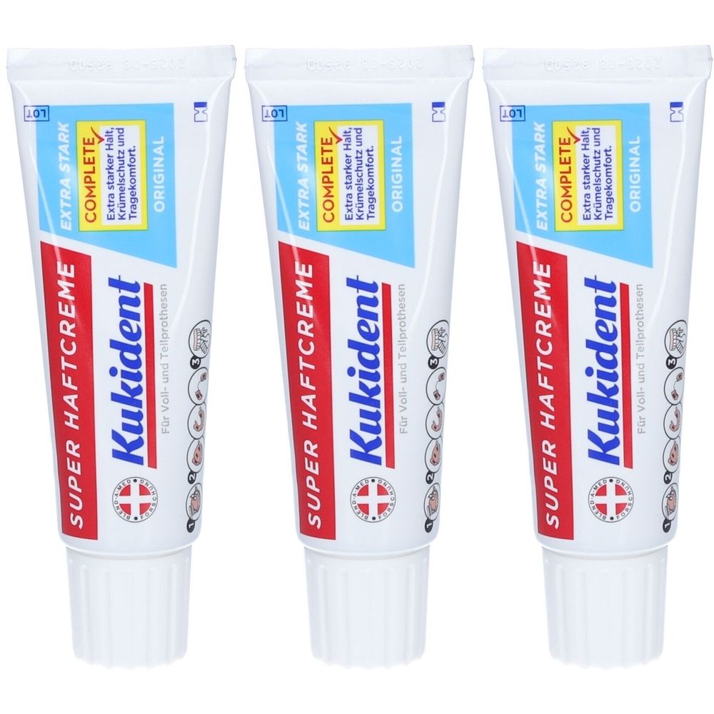 Drei Tuben Kukident Super Haftcreme. Weiße Tuben mit roter und blauer Beschriftung. Text: Extra Stark, Original, Für Voll- und Teilprothesen.