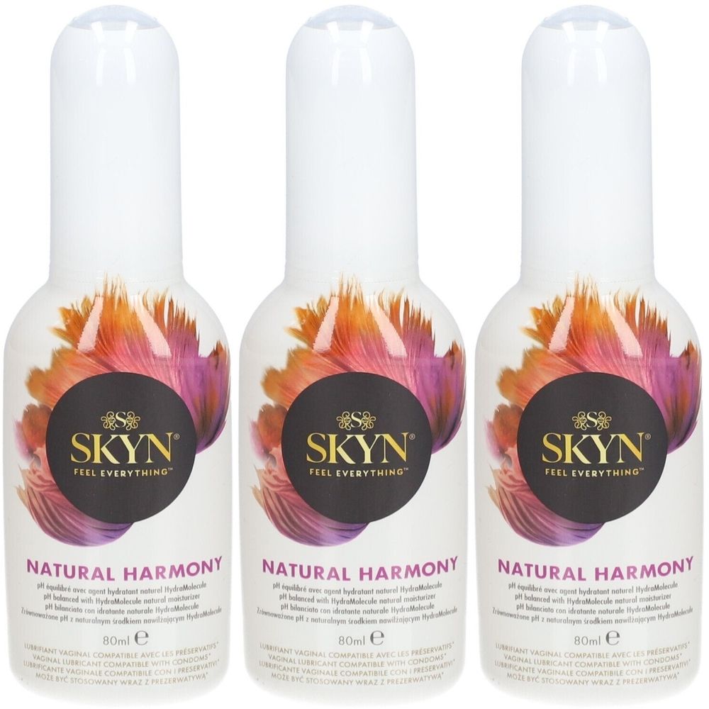Drei Flaschen mit weißem Deckel. Aufschrift SKYN, NATURAL HARMONY und 80ml. Farbiger Hintergrund mit Federmotiv.