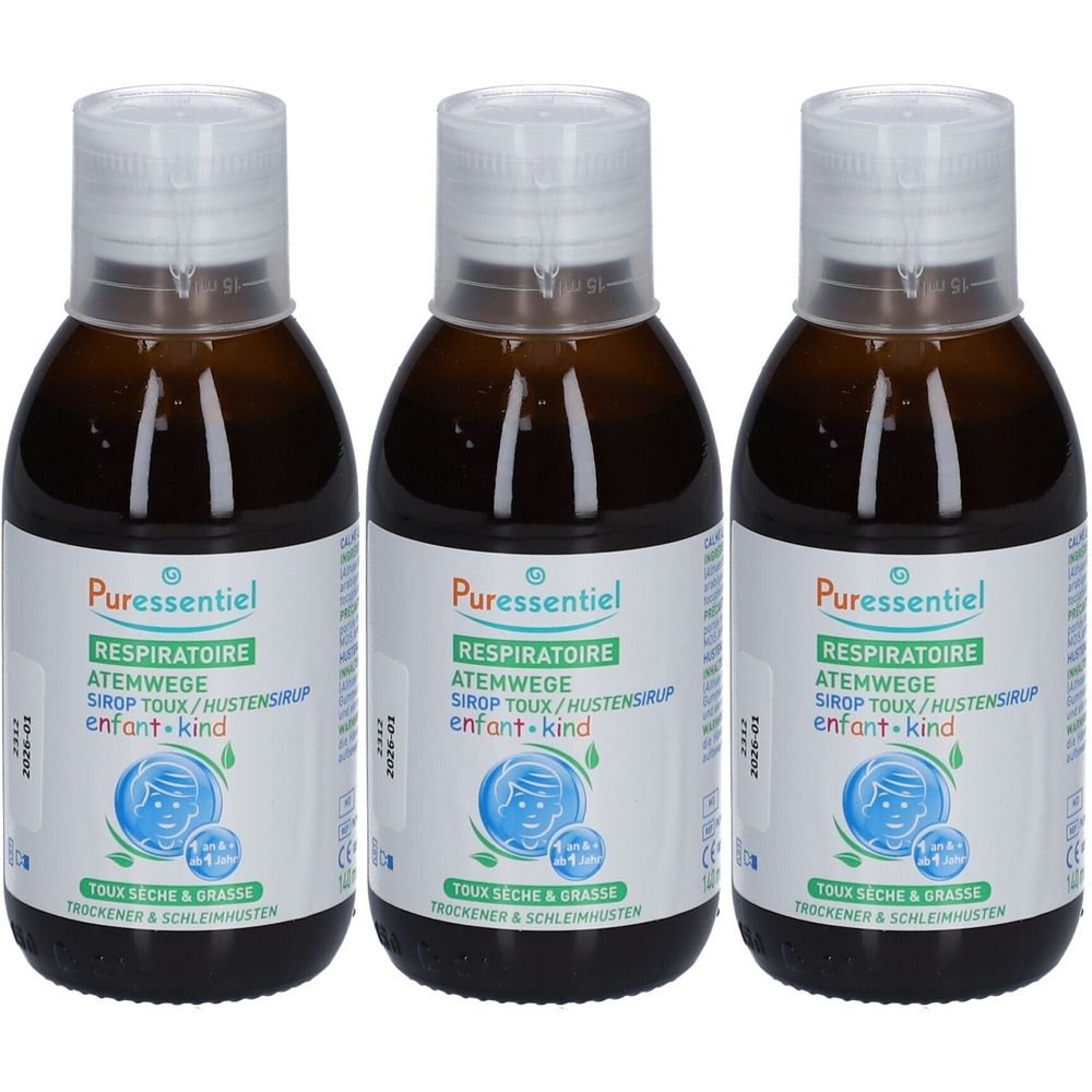 Drei Flaschen Hustensirup. Braune Glasflaschen mit weißem Etikett. Aufschrift: Puressentiel, Respiratoire, Atemwege, Hustensirup für Kinder.