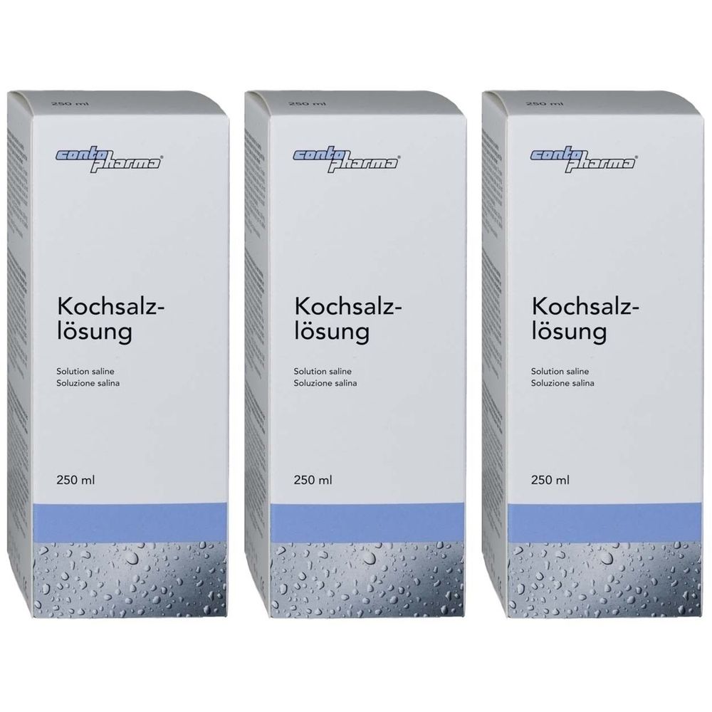 Drei Kartons mit Kochsalzlösung. Aufschrift: contopharma, Kochsalzlösung, 250 ml. Blaue horizontale Linie und Wassertropfen-Design.