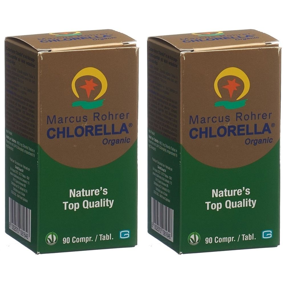 Zwei Schachteln mit Marcus Rohrer Chlorella. Aufschrift: Chlorella Organic, Nature's Top Quality, 90 Compr./Tabl. G. Braune und grüne Verpackung.